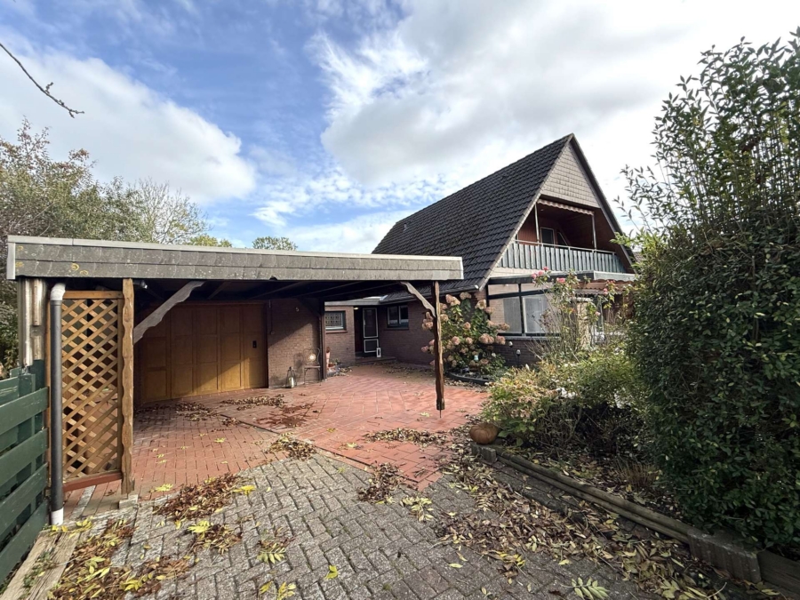 Ansicht mit Carport