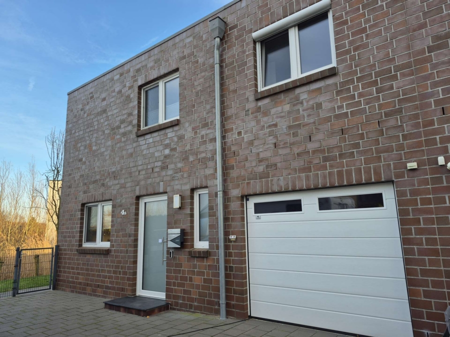 Vorderansicht mit Garage
