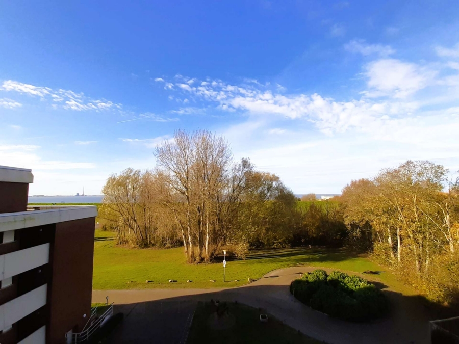 mit Blick übers Wasser bis nach Wilhelmshaven